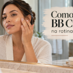 Mulher aplicando BB Cream no rosto após os cuidados de hidratação e proteção solar.