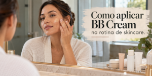 Mulher aplicando BB Cream no rosto após os cuidados de hidratação e proteção solar.