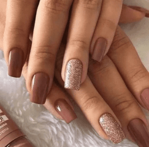 unhas com esmalte nude