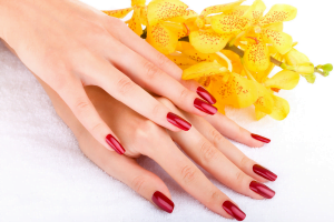 esmaltar as unhas